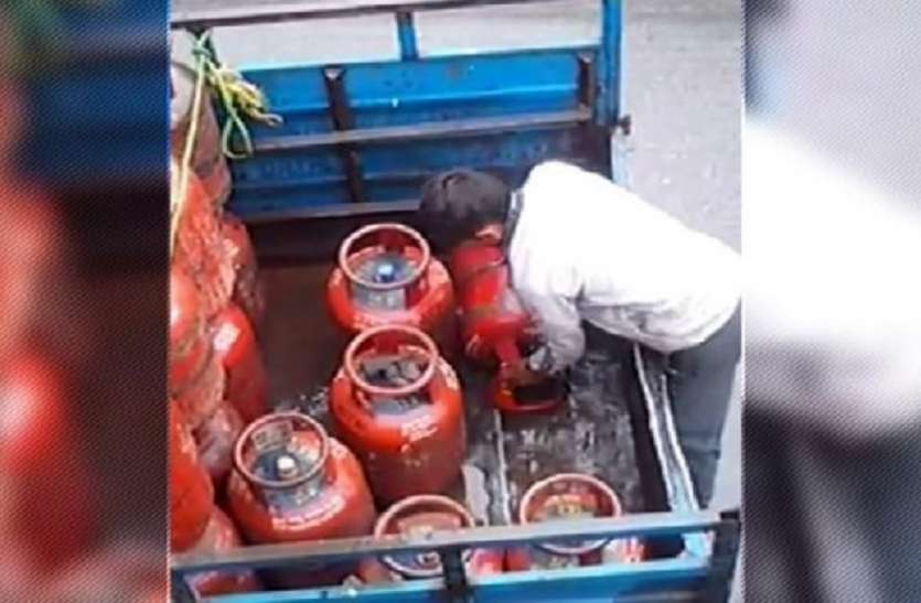 olice busted illegal refilling of LPG पुलिस ने किया रसोई गैस के अवैध री-फिलिंग का भंडाफोड़