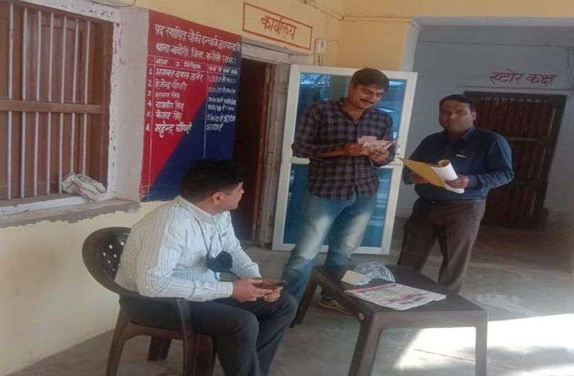 एक लाख की रिश्वत लेते प्रधानाचार्य व अध्यापक गिरफ्तार एक लाख की रिश्वत लेते प्रधानाचार्य व अध्यापक गिरफ्तार