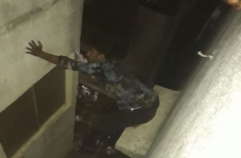 RESCUE : हत्या की कोशिश के बाद भाग कर सूरत आया और फिर चौथी मंजिल से कूदने का प्रयास RESCUE : हत्या की कोशिश के बाद भाग कर सूरत आया और फिर चौथी मंजिल से कूदने का किया प्रयास
