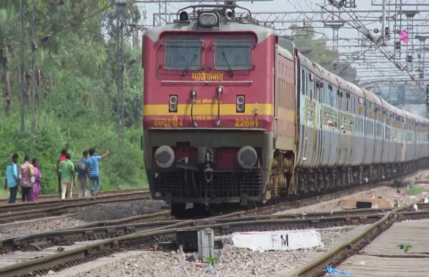 Good News For Railway Passengers, Railways Is Starting 20 Pairs Of Special Trains, See Full List Here - रेल यात्रियों के लिए खुशखबरी, रेलवे शुरू कर रहा है 20 जोड़ी स्पेशल ट्रेनें,