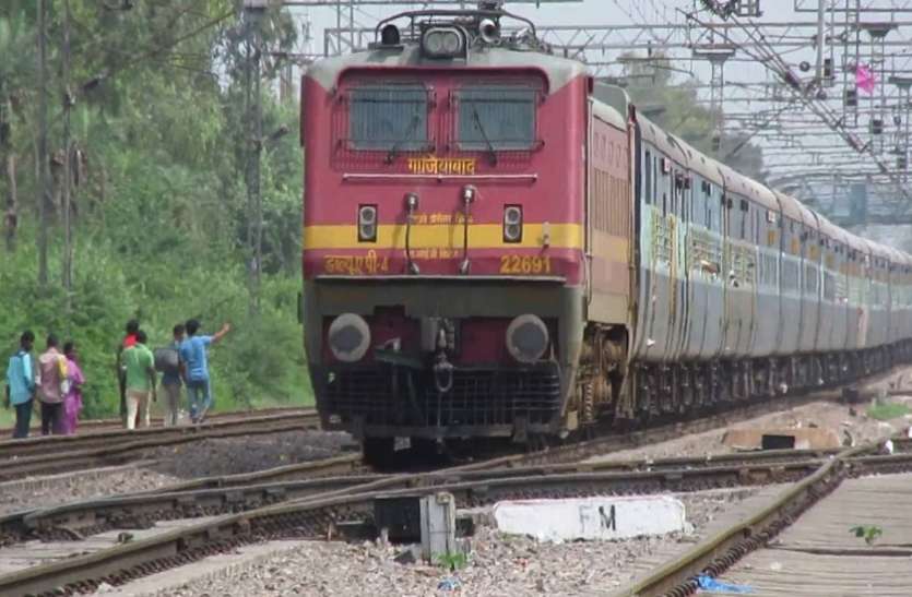 indian_train.jpg 11 माह से बंद पैसेंजर ट्रेन, यात्रियों ने कहा रेलवे को जनसुविधाओं से ज्यादा फायदे की चिंता