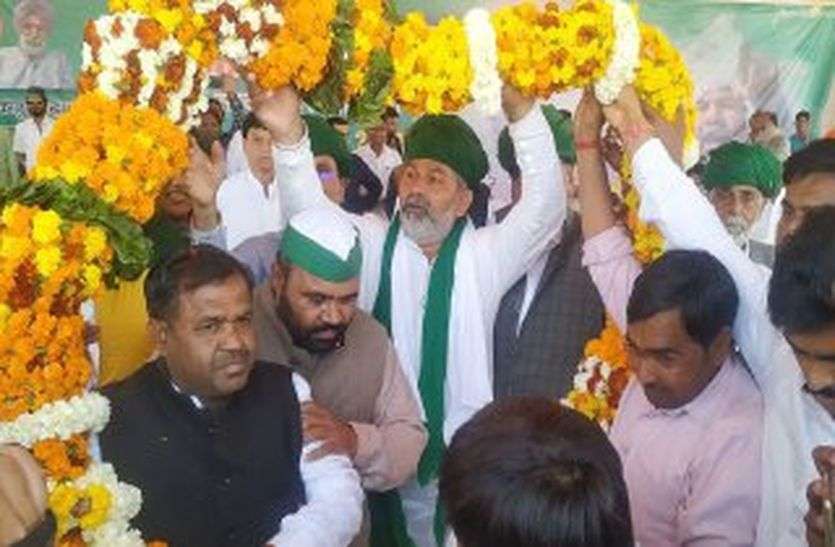 किसान नेता राकेश टिकैत ने साफ कहा : धरतीपुत्र नहीं अब केन्द्र सरकार को झुकना होगा, अमीरों के हाथों नहीं बिकेगा देश का किसान किसान नेता राकेश टिकैत ने साफ कहा : धरतीपुत्र नहीं अब केन्द्र सरकार को झुकना होगा, अमीरों के हाथों नहीं बिकेगा देश का किसान