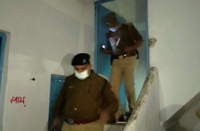Loot इनकम टैक्स अधिकारी बनकर आए और हथियार और नगदी लूटकर ले गए