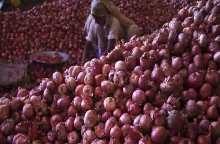 onion.jpg पेट्रोल-डीजल के बाद अब प्याज के बढ़े दामों ने रुलाया, यहां 60 रुपए प्रति किलो बिक रहा प्याज