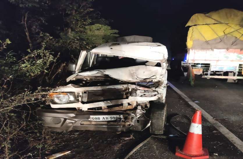 राजनांदगांव में भीषण सड़क हादसा, बोलरे और ट्रक की आमने-सामने भिड़ंत, दो लोगों की मौके पर मौत, तीन घायल राजनांदगांव में भीषण सड़क हादसा, बोलरे और ट्रक की आमने-सामने भिड़ंत, दो लोगों की मौके पर मौत, तीन घायल