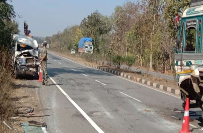 राजनांदगांव में भीषण सड़क हादसा, बोलरे और ट्रक की आमने-सामने भिड़ंत, दो लोगों की मौके पर मौत, तीन घायल
