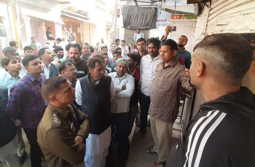 दुकान के शटर तोड़े, नकदी व सामान पार दुकान के शटर तोड़े, नकदी व सामान पार