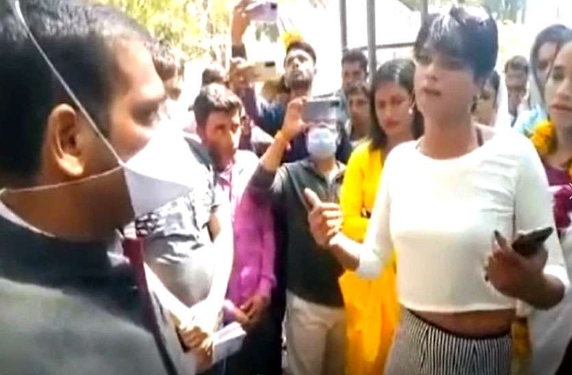 ujjain.jpg जब नाराज किन्नरों ने कलेक्टर को घेरा, लिखित आश्वासन के बाद छोड़ा