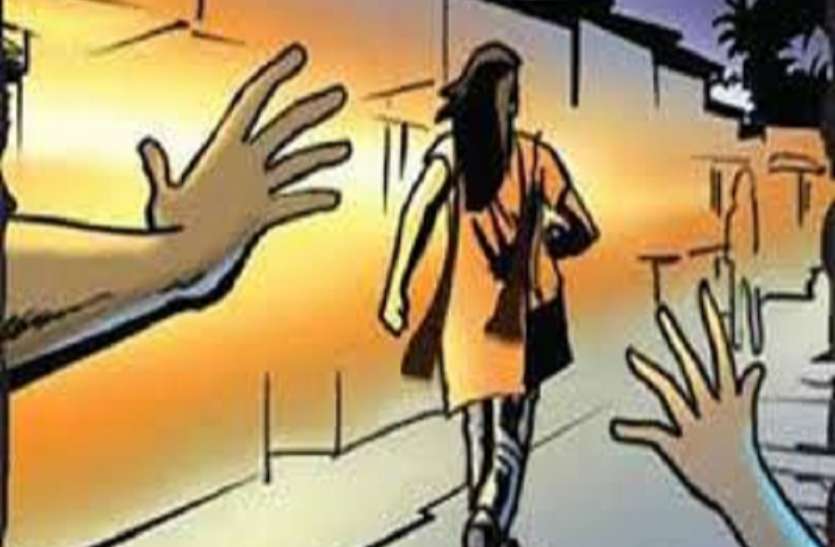 छेड़खानी के विरोध पर युवती को लाठी डंडों से पीटा, अस्पताल में भर्ती छेड़खानी के विरोध पर युवती को लाठी डंडों से पीटा, अस्पताल में भर्ती