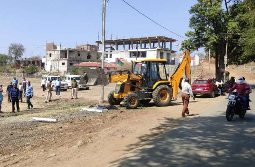 chhindwara Big action: 11 अवैध कॉलोनाइजर की जमीन पर चला बुलडोजर