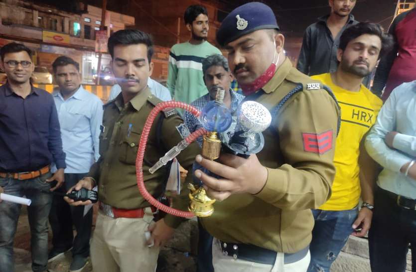 होटल में करा रहे थे हुक्का से युवाओं को नशा होटल में करा रहे थे हुक्का से युवाओं को नशा