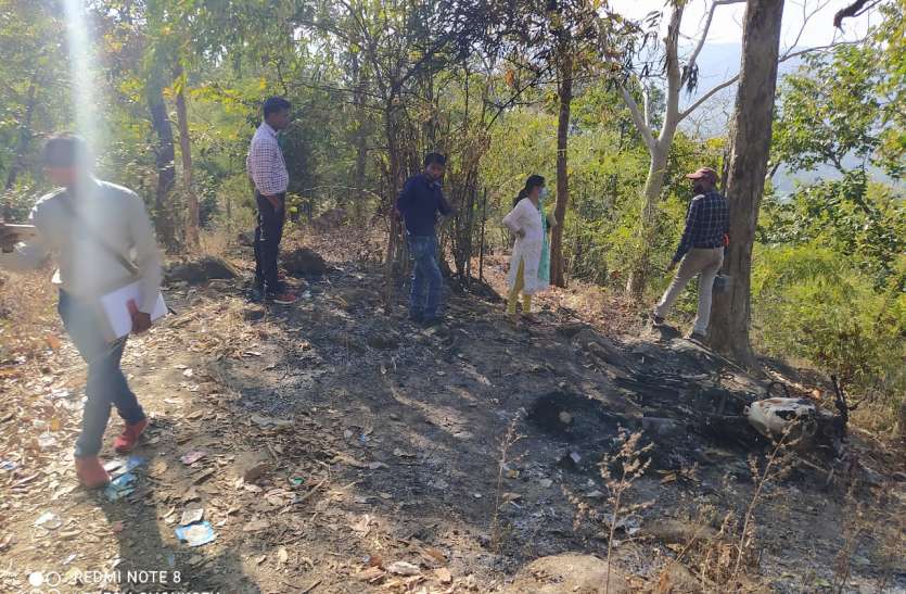 लापता युवक की बाइक सहित अधजली मिली लाश लापता युवक की बाइक सहित अधजली मिली लाश