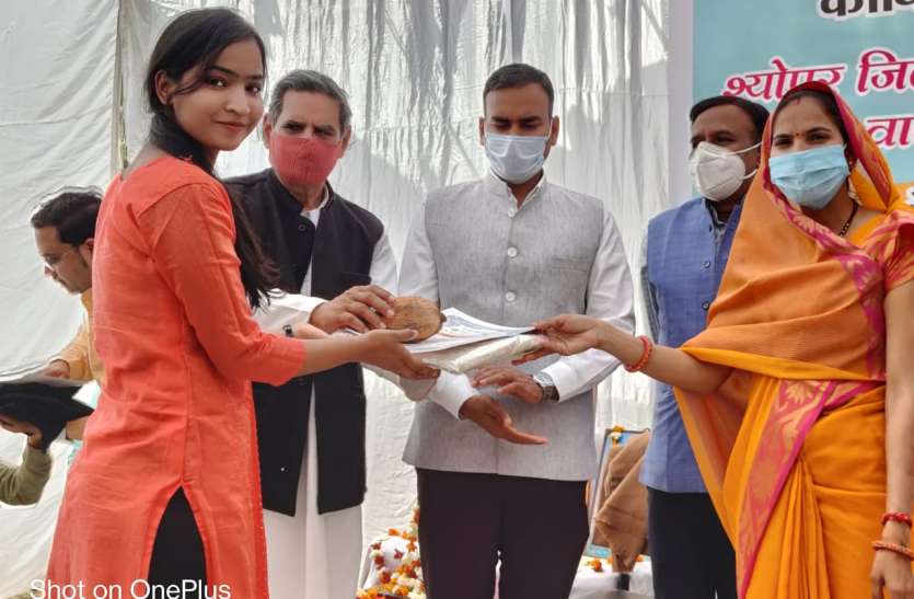 कोरोना काल में बेहतर कार्य करने वाले आंगनबाड़ी कार्यकर्ता किए सम्मानित कोरोना काल में बेहतर कार्य करने वाले आंगनबाड़ी कार्यकर्ता किए सम्मानित
