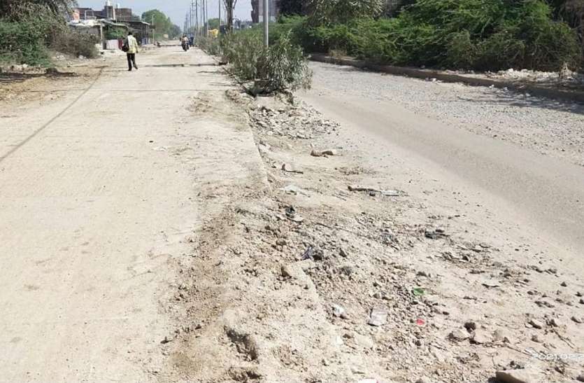 डामर पर ही डाली जा रही सीसी रोड डामर पर ही डाली जा रही सीसी रोड
