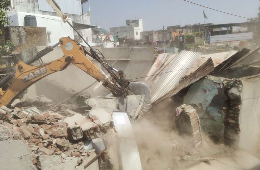 Killer Pawan illegal house broken by police सरकारी जमीन पर अवैध कब्जा कर बना हत्यारे पवन ऐड़ा के मकान पर कार्रवाई कर पुलिस ने कराया जमींदोज