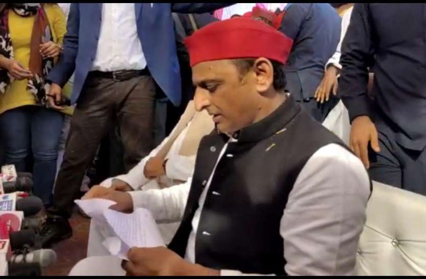 akhilesh_yadav.jpg सीएम याेगी के लाल टाेपी वाले बयान पर अखिलेश यादव का पलटवार, कभी लाल मिर्च खा ली होगी