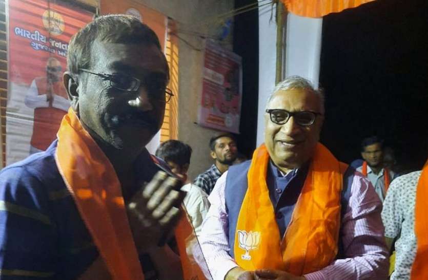 Ahmadabad News : गुजरात प्रदेश कांग्रेस अध्यक्ष के चचेरा भाई भाजपा में शामिल Ahmadabad News : गुजरात प्रदेश कांग्रेस अध्यक्ष के चचेरा भाई भाजपा में शामिल
