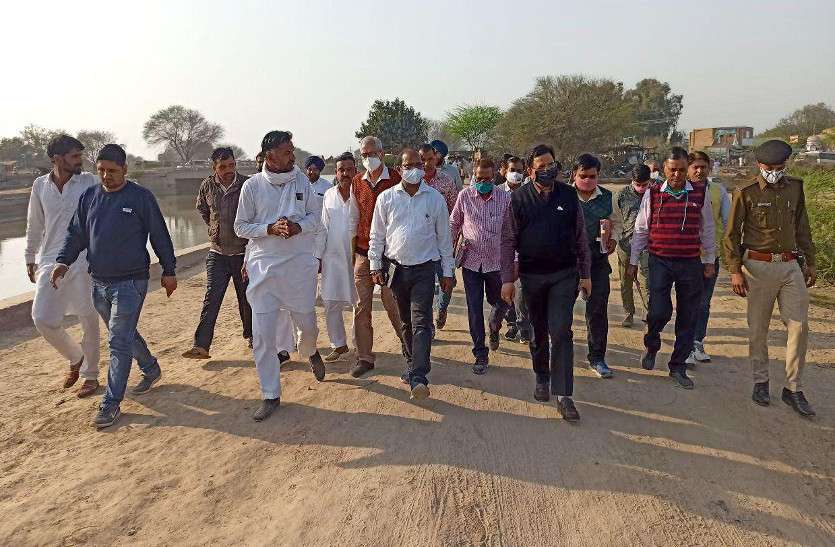 साधुवाली में गाजर मंडी की भूमि को लेकर विवाद साधुवाली में गाजर मंडी की भूमि को लेकर विवाद