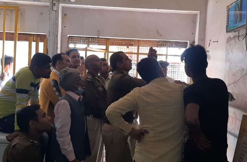 सेवानिवृत शिक्षक से दिनदहाड़े लूटे 50 हजार रुपए, बाइक सवार लुटेरे फरार सेवानिवृत शिक्षक से दिनदहाड़े लूटे 50 हजार रुपए, बाइक सवार लुटेरे फरार
