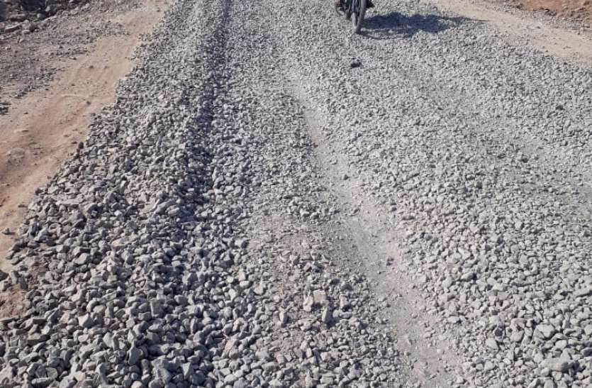 road damage 2018 में हुआ भूमिपूजन, तीन वर्ष बाद भी सडक़ निर्माण अधूरा