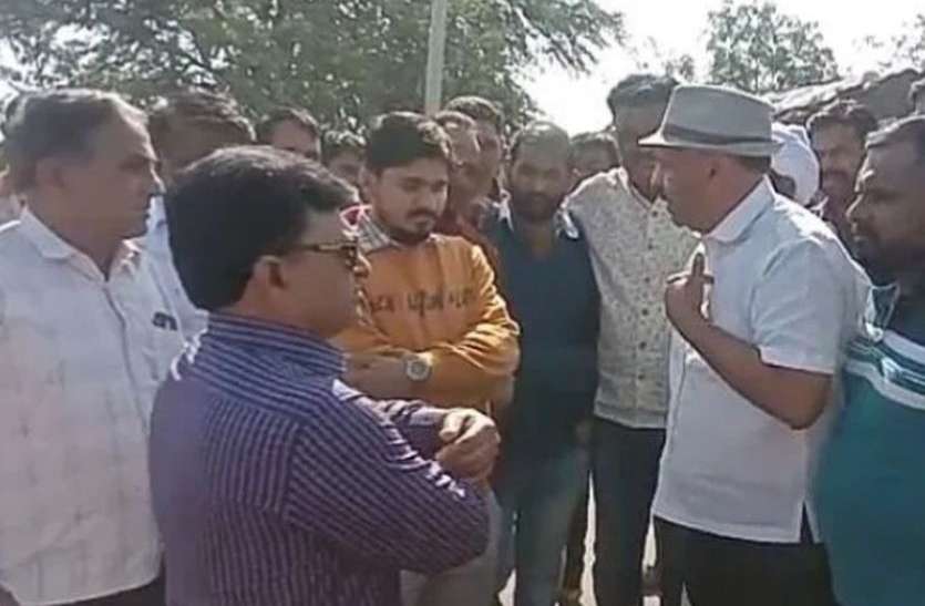 memorundom subbmited Farmers protest : नहर में पानी नहीं छोडऩे से फसल सूखी, आक्रोशित किसानों ने चक्काजाम की दी चेतावनी