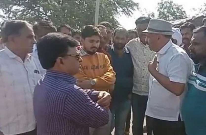 पानी नहीं मिलने से फसल सूखी, किसानों ने एसडीओ को जमकर सुनाई खरीखोटी पानी नहीं मिलने से फसल सूखी, किसानों ने एसडीओ को जमकर सुनाई खरीखोटी