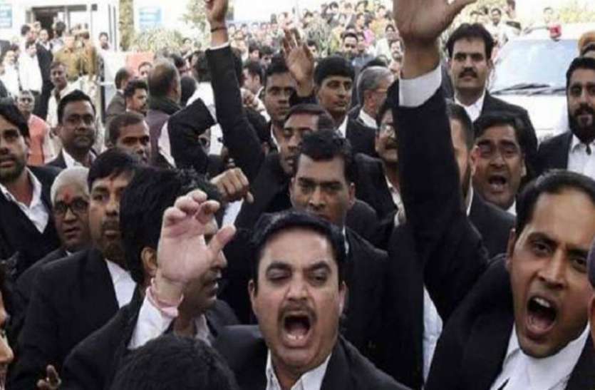 lawyers.jpg अवध बार के वकीलों की हड़ताल बढ़ी, 26 को भी नहीं करेंगे काम