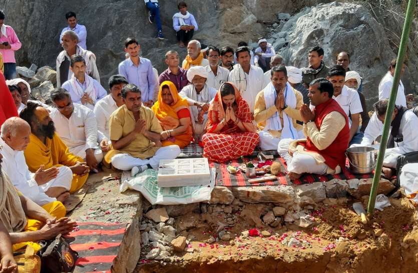 जयकारों के बीच हनुमान मंदिर का शिलान्यास जयकारों के बीच हनुमान मंदिर का शिलान्यास