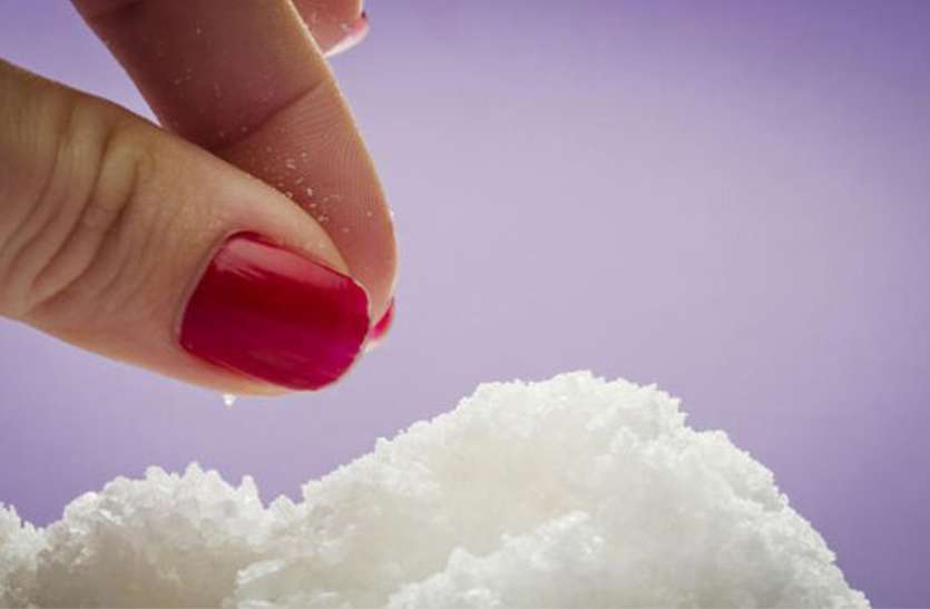 salt चुटकी भर नमक से दूर करें घर की नकारात्मक एनर्जी, इन उपाय से बरसेगी लक्ष्मी जी की कृपा