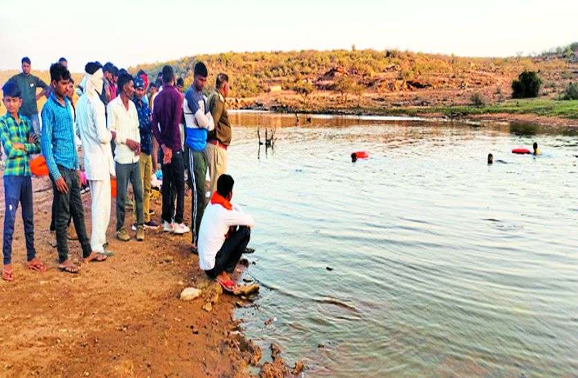 Police searches pond and finds 477 litres imported liquor bottles in Bihar (File Photo) तालाब पहुंचकर पुलिस ने शुरू की खोजबीन, एक साथ सैकड़ों शराब की बोतलें देख हो गई हैरान