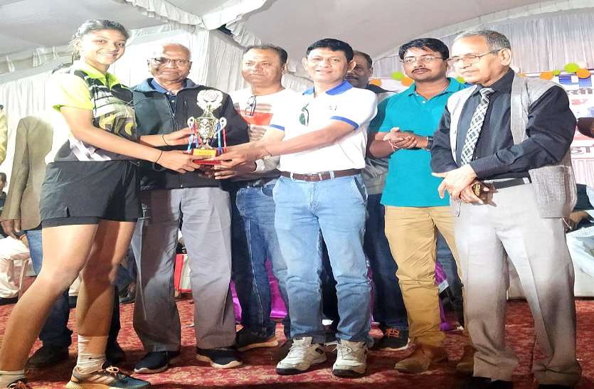 छत्तीसगढ़ की गल्र्स वॉलीबाल टीम ने जीता MP बिरला कप ट्रॉफ्री, देशभर से आई टीम को हराकर बनीं विजेता छत्तीसगढ़ की गल्र्स वॉलीबाल टीम ने जीता MP बिरला कप ट्रॉफ्री, देशभर से आई टीम को हराकर बनीं विजेता