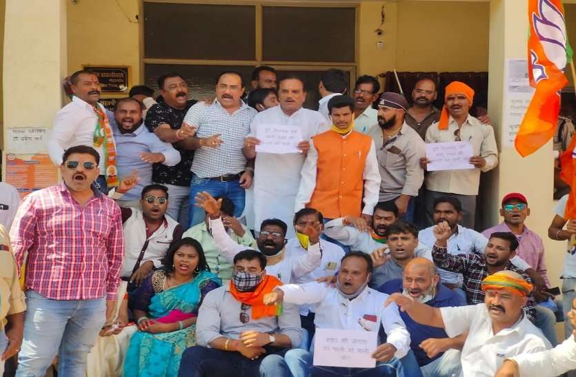 पानी पर दुर्ग निगम की राजनीति गरमाई, भाजपाइयों ने घेरा कार्यालय, मटके फोड़कर किया विधायक-महापौर के खिलाफ नारेबाजी पानी पर दुर्ग निगम की राजनीति गरमाई, भाजपाइयों ने घेरा कार्यालय, मटके फोड़कर किया विधायक-महापौर के खिलाफ नारेबाजी