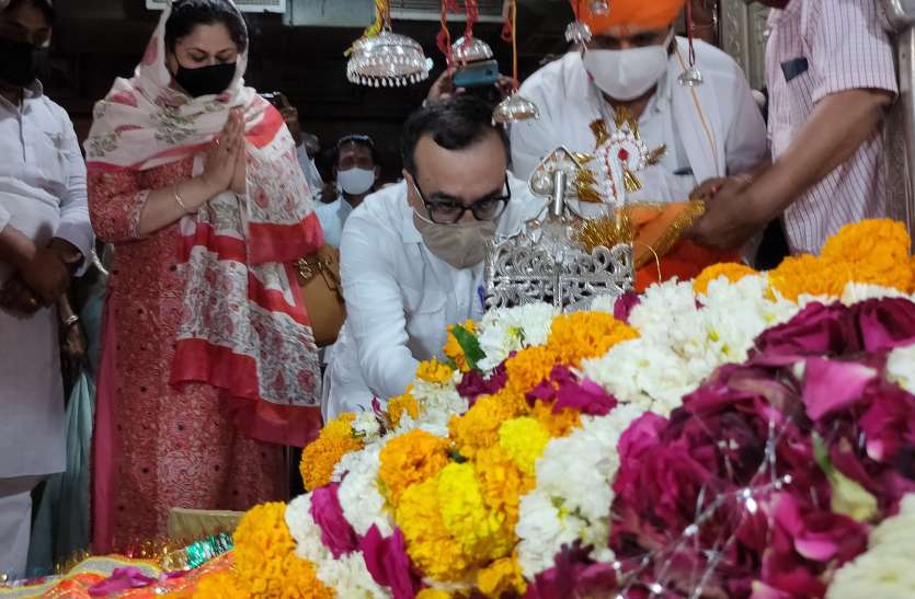 प्रदेश कांग्रेस प्रभारी व प्रदेशाध्यक्ष ने किए बाबा की समाधि के दर्शन प्रदेश कांग्रेस प्रभारी व प्रदेशाध्यक्ष ने किए बाबा की समाधि के दर्शन