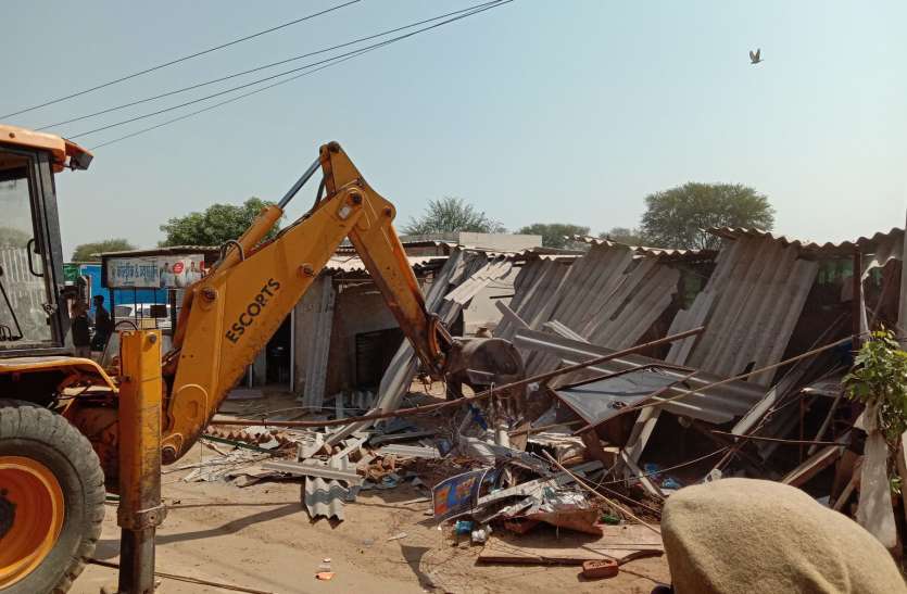 गिरधरपुरा टोल प्लाजा पर आधा दर्जन से अधिक दुकानों को तोड़ा गिरधरपुरा टोल प्लाजा पर आधा दर्जन से अधिक दुकानों को तोड़ा