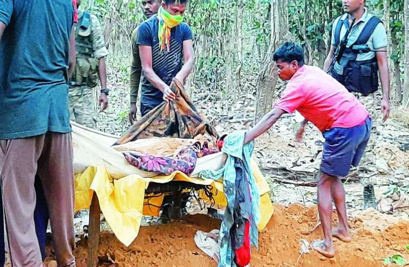 आत्म समर्पित महिला आत्म समर्पित महिला नक्सली के शव को लेने से परिजनों ने किया का इंकार, कहा हत्या हुई है