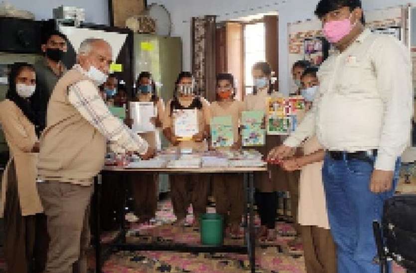 निशुल्क मिनी स्टेशनरी बैंक का हुआ उद्घाटन निशुल्क मिनी स्टेशनरी बैंक का हुआ उद्घाटन