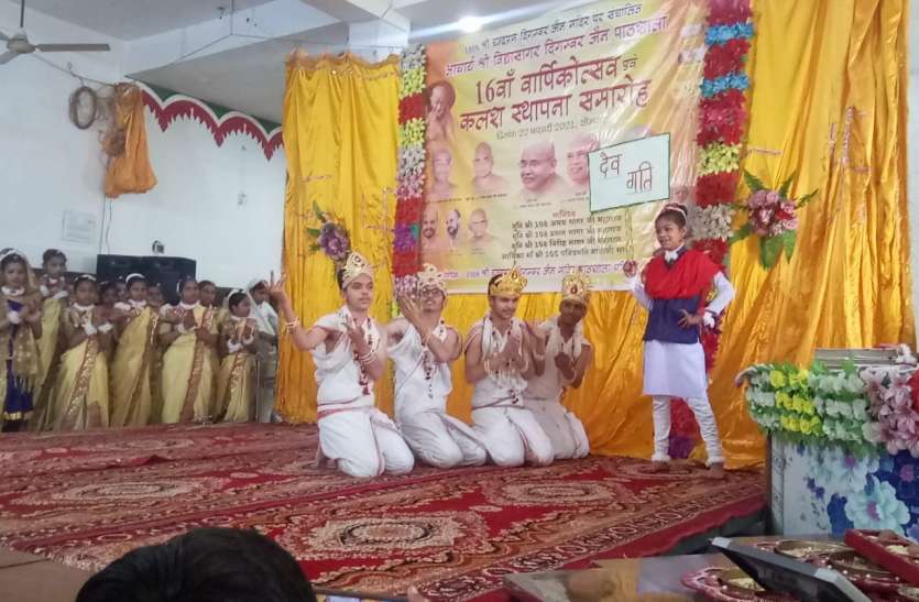 लौकिक शिक्षा बच्चों को बड़ा अधिकारी तो बना देगी लेकिन सदाचारी नहीं लौकिक शिक्षा बच्चों को बड़ा अधिकारी तो बना देगी लेकिन सदाचारी नहीं