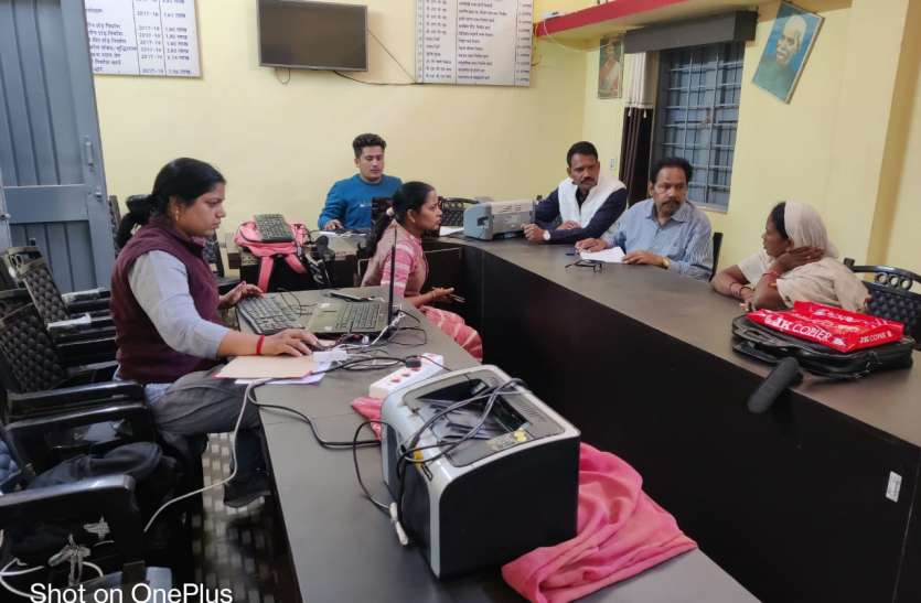 गोपालगंज की महिला सरपंच चार हजार रुपए रिश्वत लेते चढ़ी लोकायुक्त के हत्थे गोपालगंज की महिला सरपंच चार हजार रुपए रिश्वत लेते चढ़ी लोकायुक्त के हत्थे