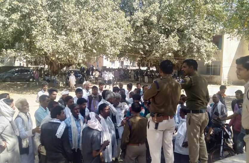 शव रखकर तीन घंटे तक किया थाने का घेराव शव रखकर तीन घंटे तक किया थाने का घेराव