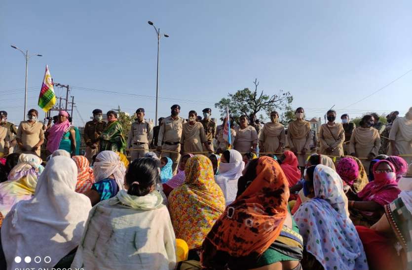 बीएसपी के एमडी बंगला के सामने प्रदर्शन, अनुकंपा नियुक्ति की मांग बीएसपी के एमडी बंगला के सामने प्रदर्शन, अनुकंपा नियुक्ति की मांग