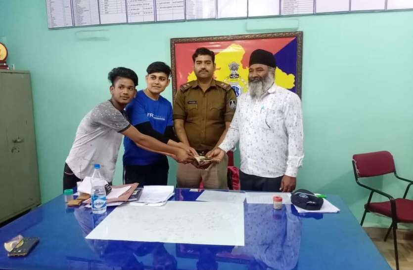 एटीएम में नौ हजार रुपए फंसे मिले, कोतवाली में जमा कराए एटीएम में नौ हजार रुपए फंसे मिले, कोतवाली में जमा कराए