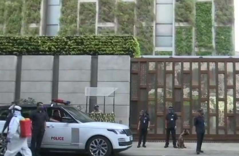 Tight Security out side of Mukesh Ambani House अंबानी परिवार को मिली जान से मारने की धमकी वाली चिट्ठी, संदिग्ध कार का नंबर भी चौंकाने वाला