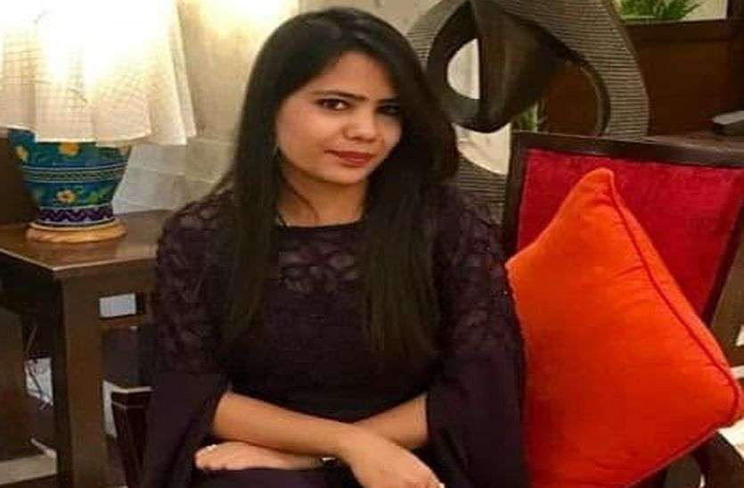 aarif.jpg सेलेब्रिटीज के कपड़ो को चार चांद लगा रही है सीकर की आफरीन
