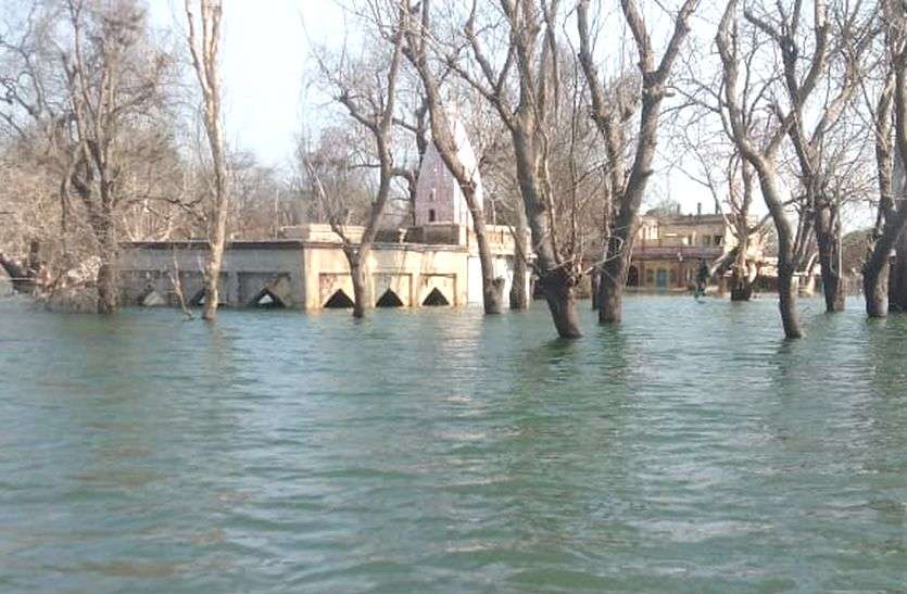 Narmada's water level has started decreasing नर्मदा का जलस्तर होने लगा है कम, दिखने लगा है प्राचीन श्री दत्त मंदिर