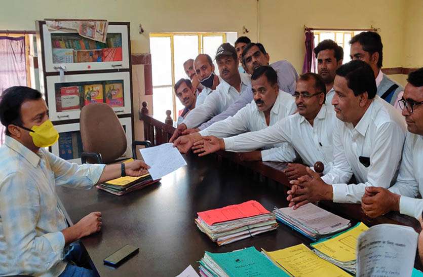 बजट में मुंसिफ न्यायालय की घोषणा नहीं होने पर बकीलों ने कार्य का बहिष्कार किया बजट में मुंसिफ न्यायालय की घोषणा नहीं होने पर बकीलों ने कार्य का बहिष्कार किया