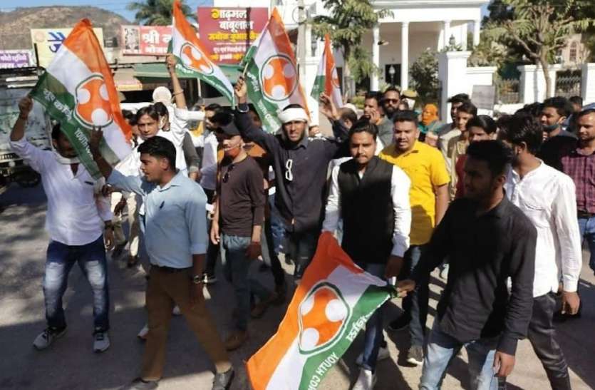 पेट्रोल-डीजल के बढ़ते दामों को लेकर यूथ कांग्रेस कार्यकर्ताओं का फूटा रोष पेट्रोल-डीजल के बढ़ते दामों को लेकर यूथ कांग्रेस कार्यकर्ताओं का फूटा रोष