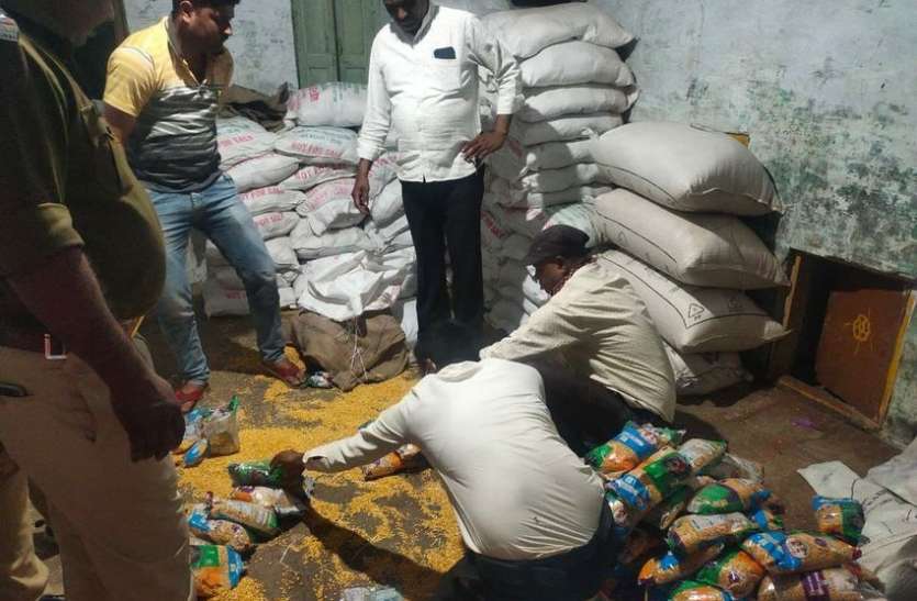 राजस्थान : आंगनबाड़ी के बच्चों को बांटने की दाल व्यापारी के गोदाम पर मिली राजस्थान : आंगनबाड़ी के बच्चों को बांटने की दाल व्यापारी के गोदाम पर मिली