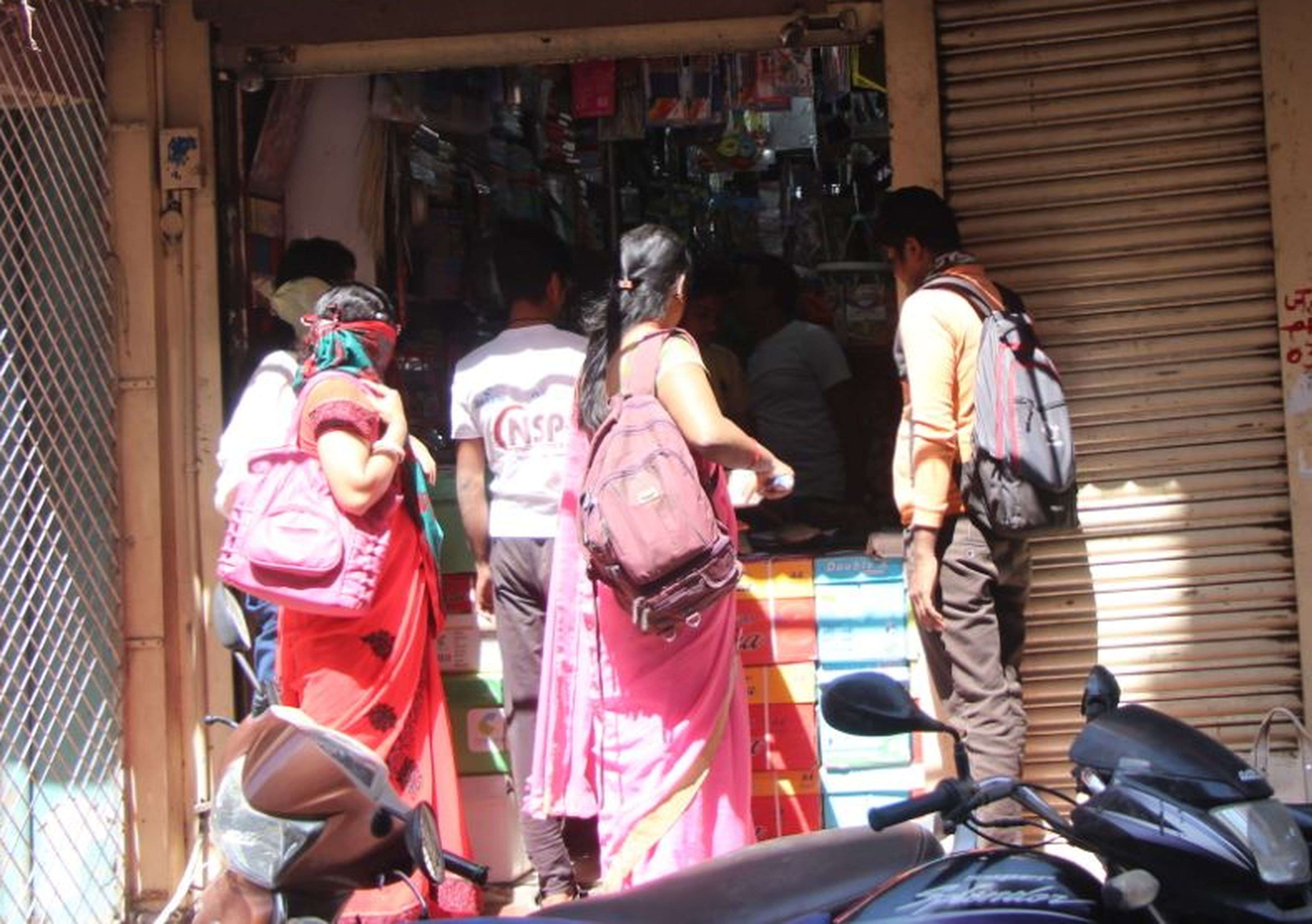 जीएसटी विसंगतियों के विरोध में बंद रहा धार