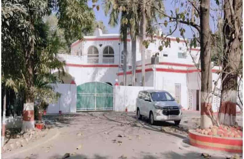 खीरी जिले का डीएम आवास निकला राजमहल, RTI से खुलासे के बाद असली मालिक को मिली सालों पुरानी संपत्ति खीरी जिले का डीएम आवास निकला राजमहल, RTI से खुलासे के बाद असली मालिक को मिली सालों पुरानी संपत्ति