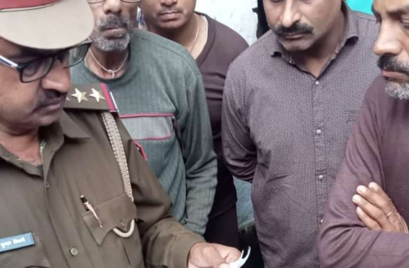 बच्चों को मिल रही थी जान से मारने की धमकी, पिता लटक गया फांसी पर, लिखा सुसाइड नोट बच्चों को मिल रही थी जान से मारने की धमकी, पिता लटक गया फांसी पर, लिखा सुसाइड नोट